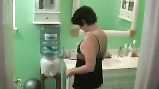 Shaving her pussy